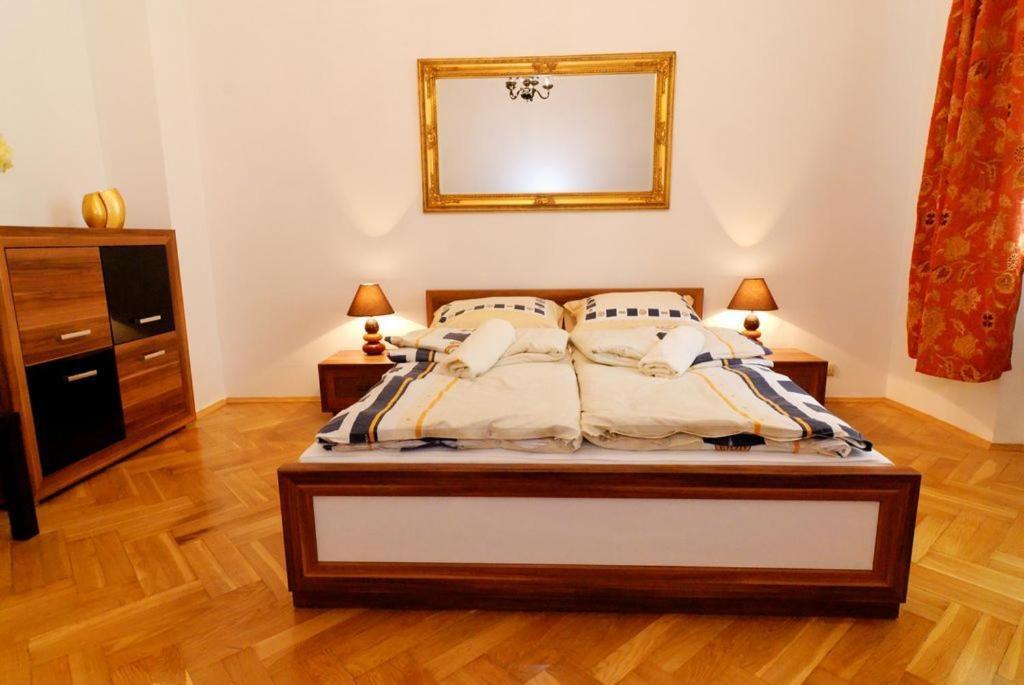 P&J Apartamenty Sw. Krzyza Krakow Bilik gambar